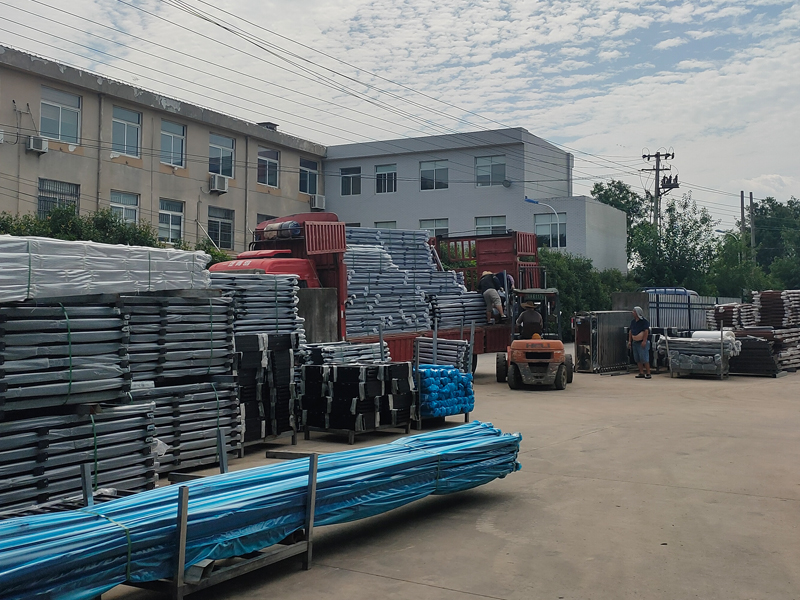 2023年7月10日鋅鋼玻璃護(hù)欄裝車發(fā)貨！