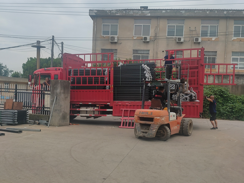 2023年7月17日鋅鋼飄窗護(hù)欄裝車發(fā)貨！