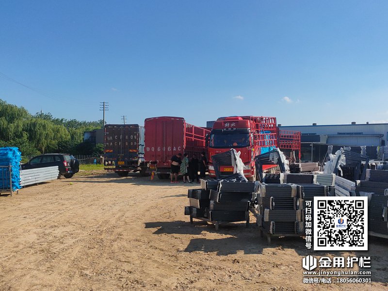 2023年8月10日鋅鋼欄桿百葉裝車發貨！