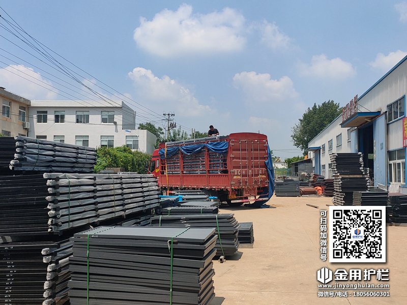 2023年8月15日鋅鋼玻璃欄桿裝車發貨！