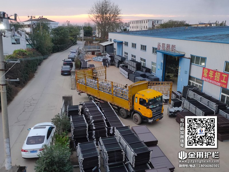 2023年11月13日鋅鋼玻璃護欄裝車發貨！