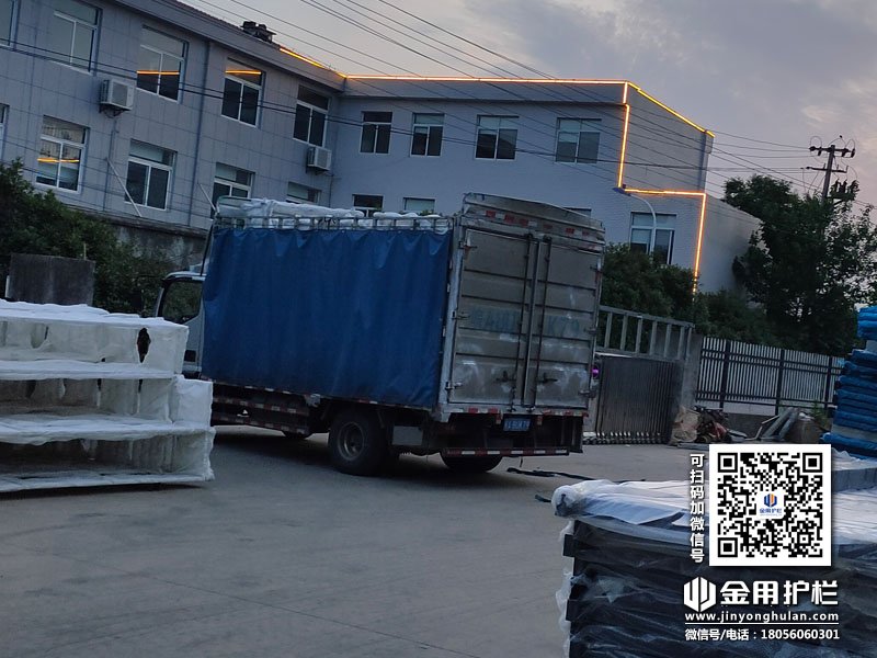 2024年5月20日鋅鋼飄窗欄桿裝車發貨！