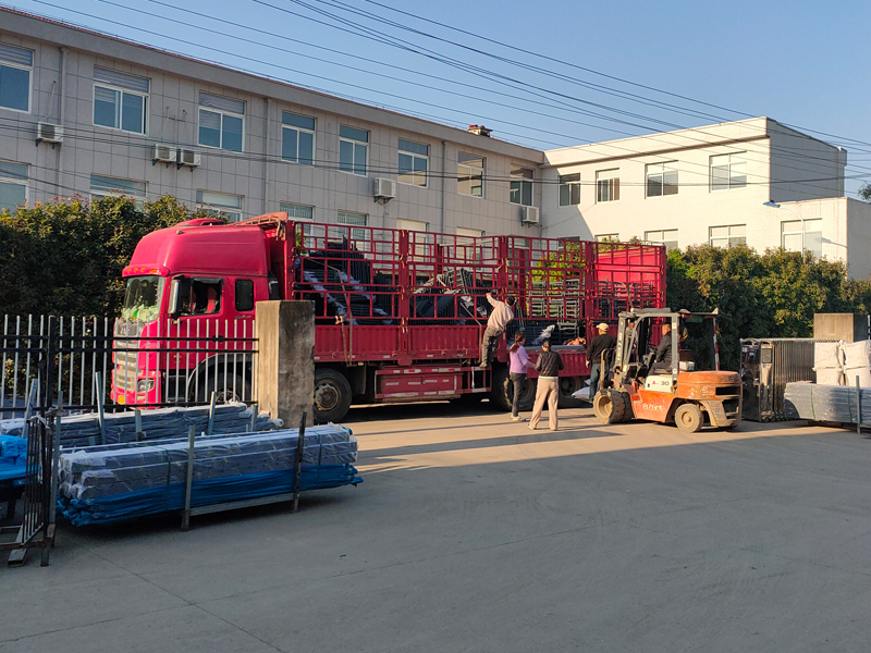 2024年12月3日鋅鋼飄窗欄桿裝車發貨！