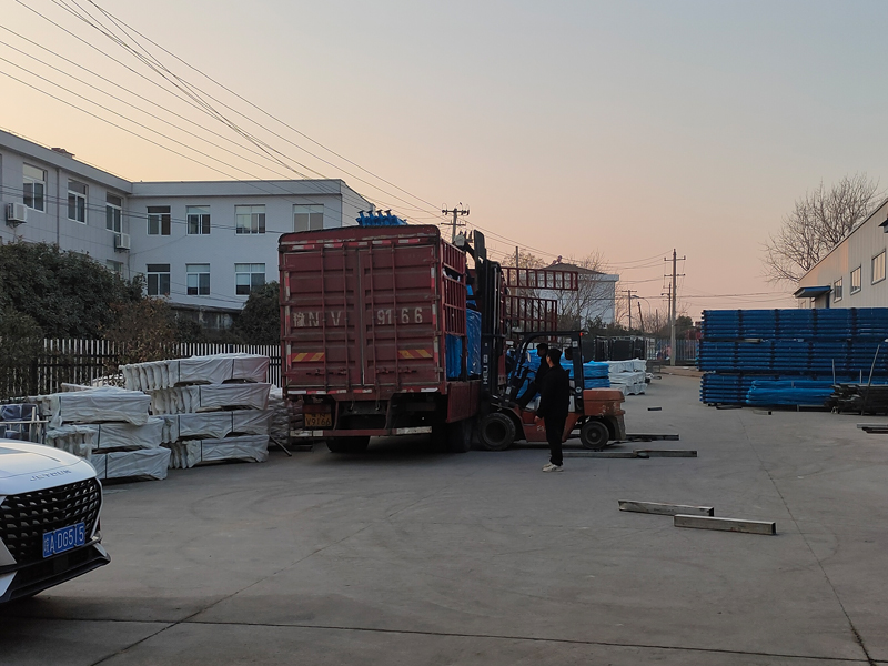 2025年1月4日鋅鋼陽臺(tái)欄桿裝車發(fā)貨！