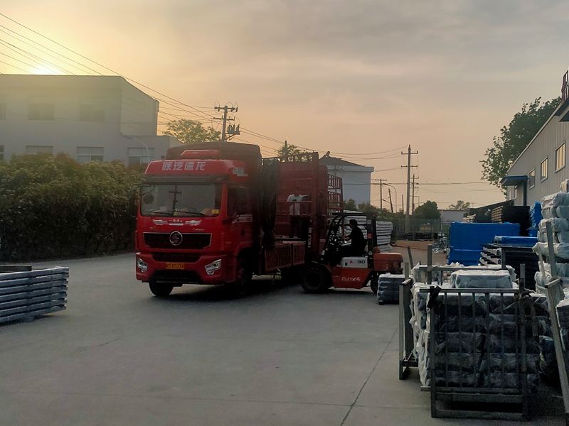 2025年4月18日鋅鋼鋅鋼圍欄裝車發貨! 2025年4月18日鋅鋼鋅鋼圍欄裝車發貨!